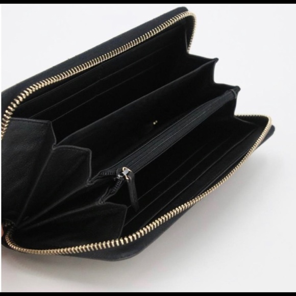 Last Call ‼️Gucci GG supreme Bee wallet 🐝 - Picture 3 of 7